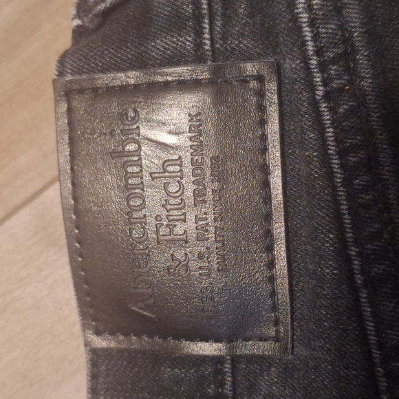 Abercrombie & Fitch - Picture 5 of 7